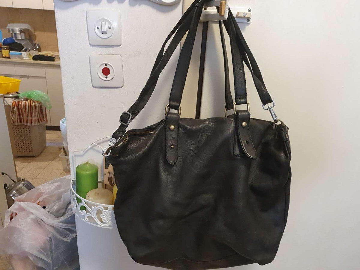 תיק צד שחור לנשים: הבחירה האולטימטיבית למראה קלאסי ומעוצב