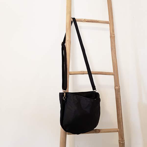 Black crossbody bag for women: the classic choice every woman needs