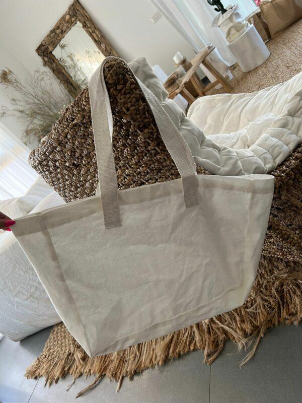 Simple canvas bags: a fashionable, light and green solution for everyday use