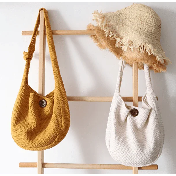 Knitted shoulder bag for women in a natural design