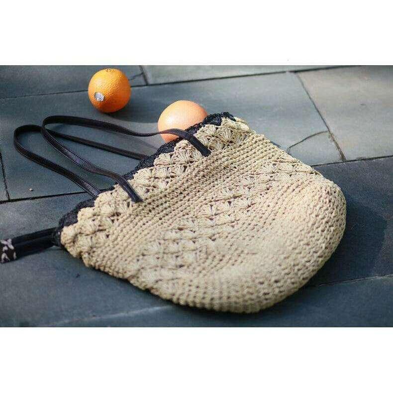 תיק קש בעבודת יד עם רצועות כתף ורקמת תחרה