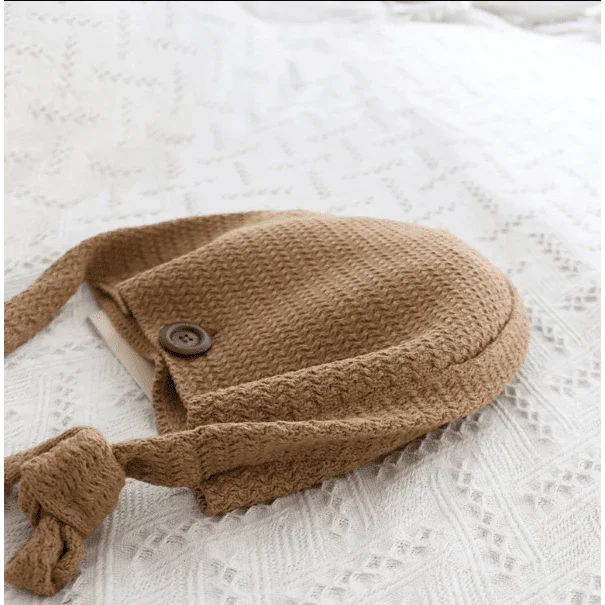 Knitted shoulder bag for women in a natural design