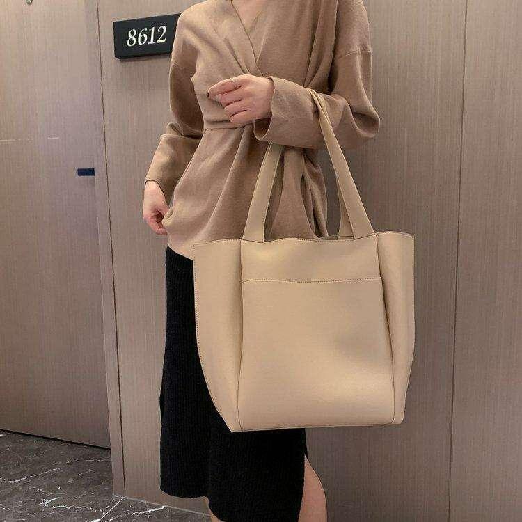 Spacious tote bag in a classic design