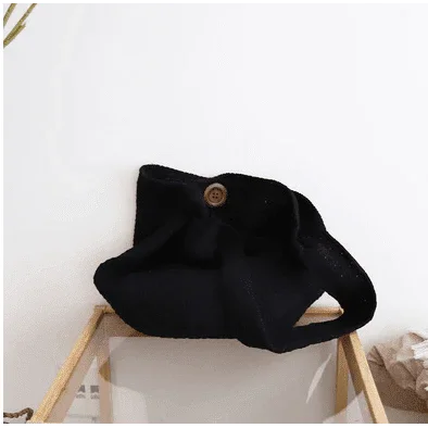 Knitted shoulder bag for women in a natural design