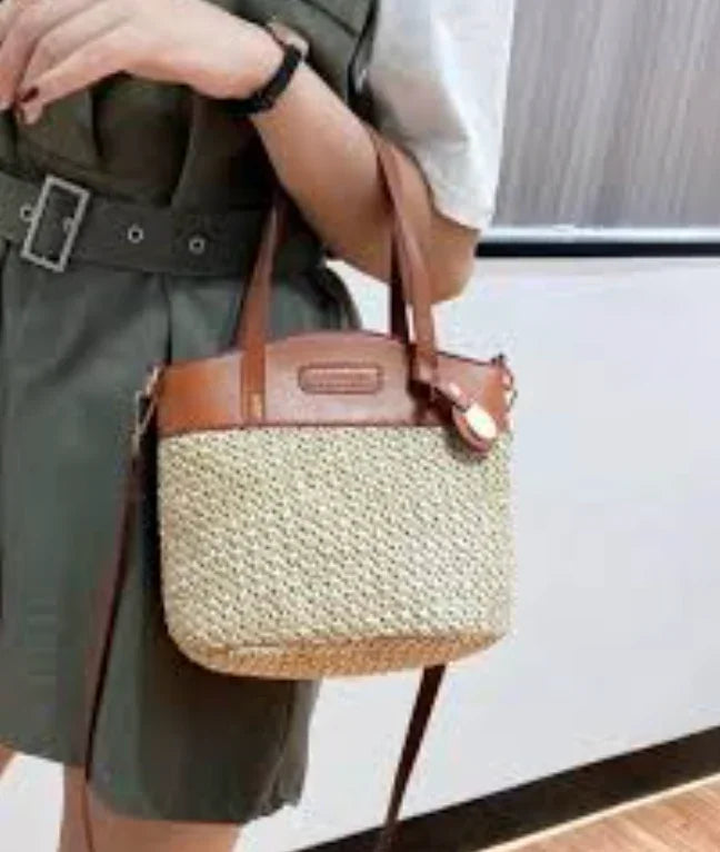 תיק קש בעיצוב אלגנטי עם נגיעות עור סינטטי