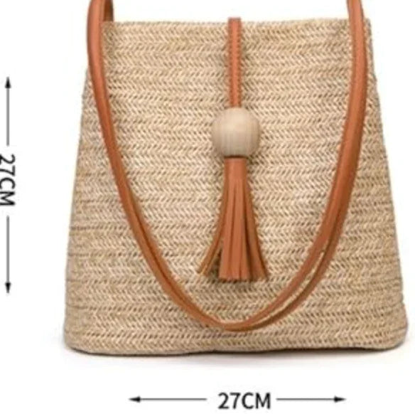 תיק קש מעוצב עם דקורציית עץ