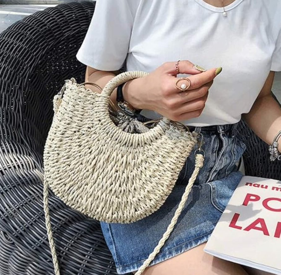Round straw bag with a classic and feminine design