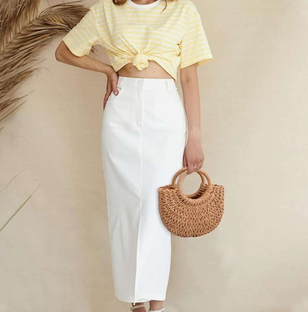 Round straw bag with a classic and feminine design
