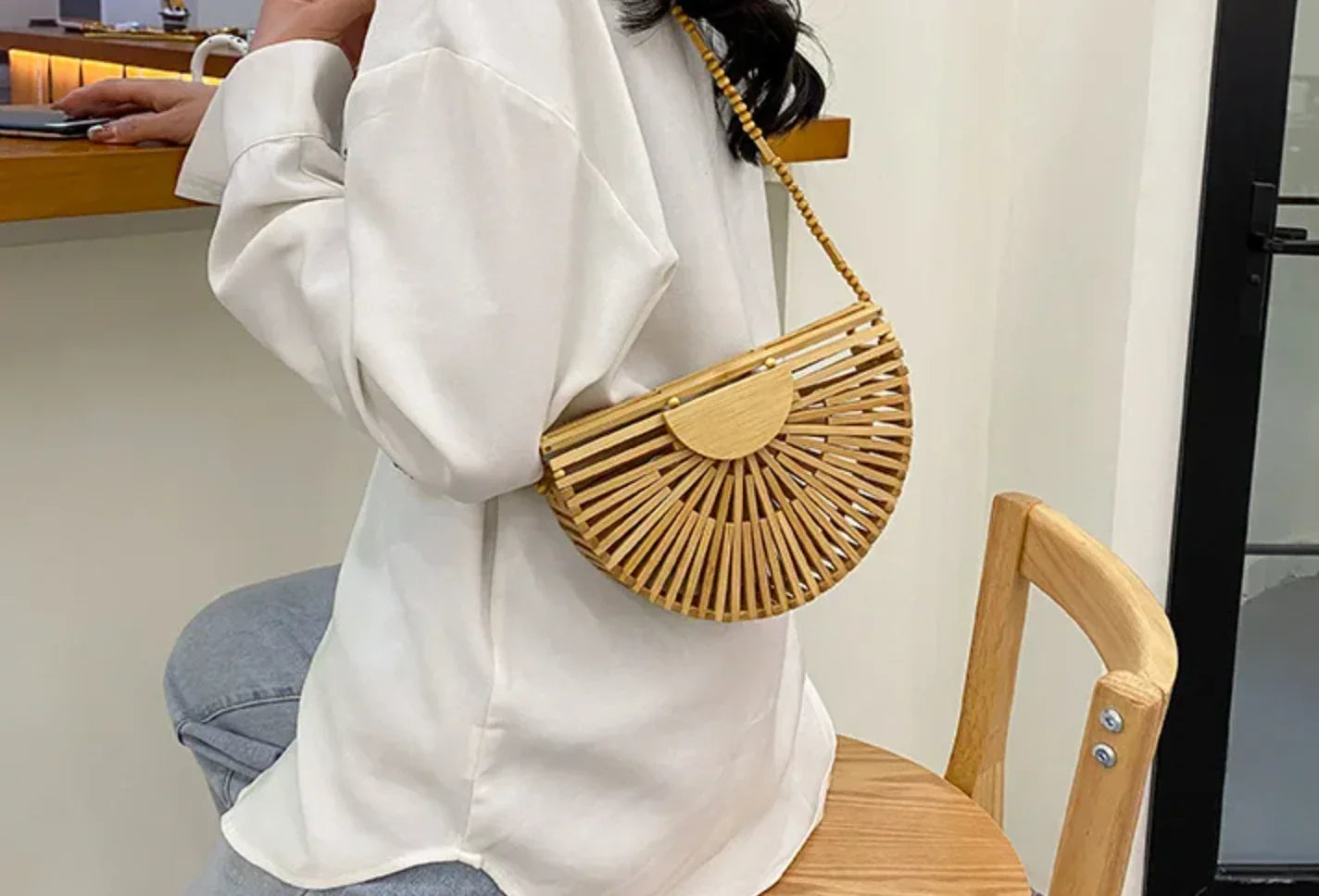 תיק צד מעוצב מבמבוק בעיצוב טבעי וייחודי