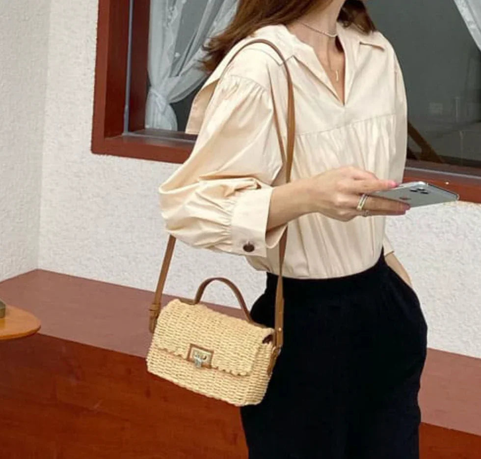 תיק קש אלגנטי עם רצועת כתף ועיצוב ייחודי