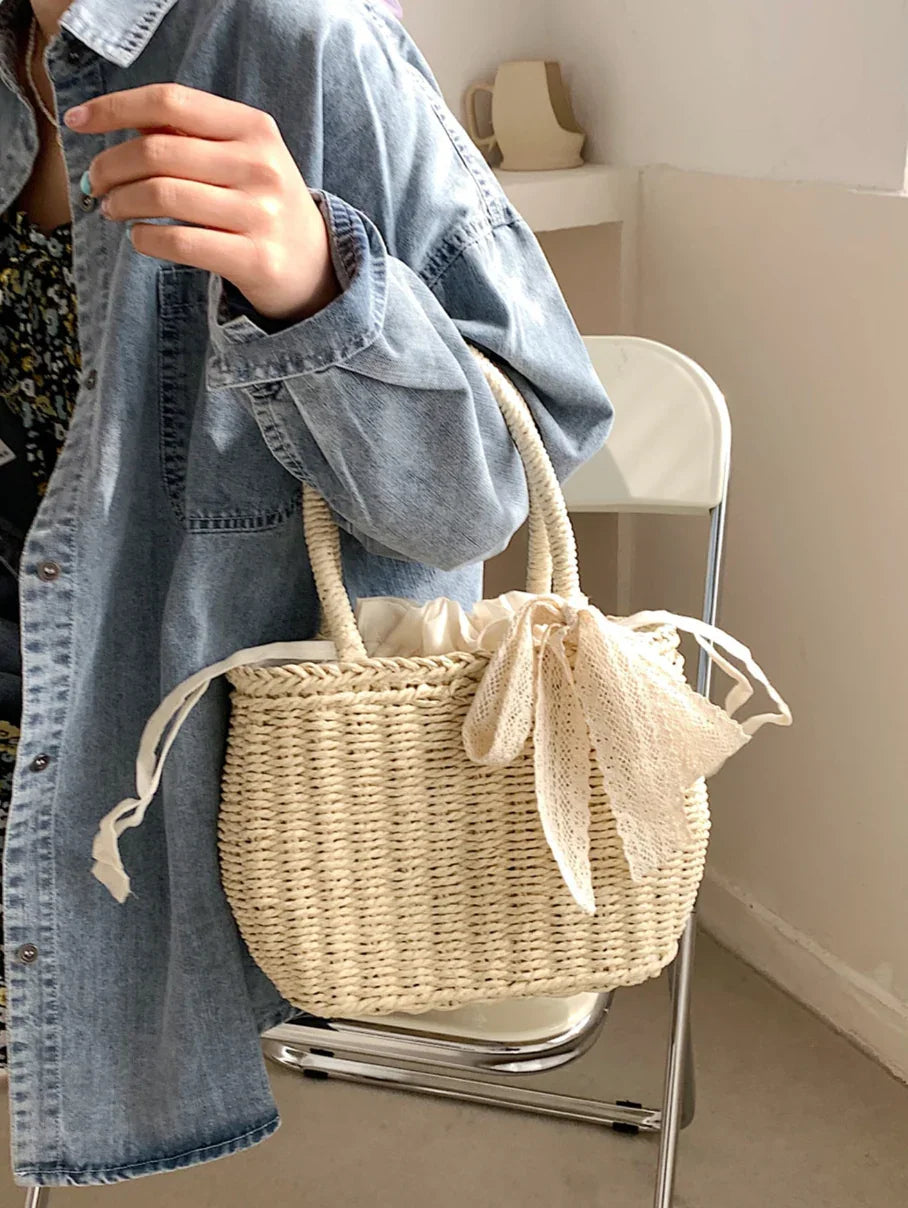 תיק קש אלגנטי עם קשת פרחונית