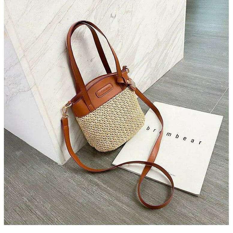 תיק קש בעיצוב אלגנטי עם נגיעות עור סינטטי