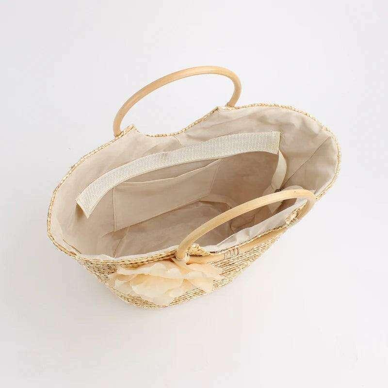 תיק קש עם ידיות עץ ופרח דקורטיבי