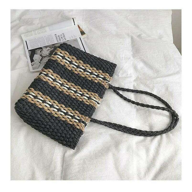 תיק קש מעוצב עם פסים צבעוניים