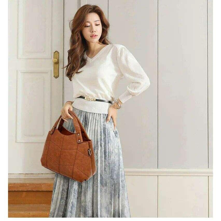 A feminine shoulder bag with a classic and durable design