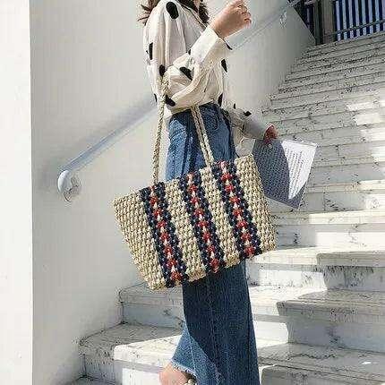 תיק קש מעוצב עם פסים צבעוניים