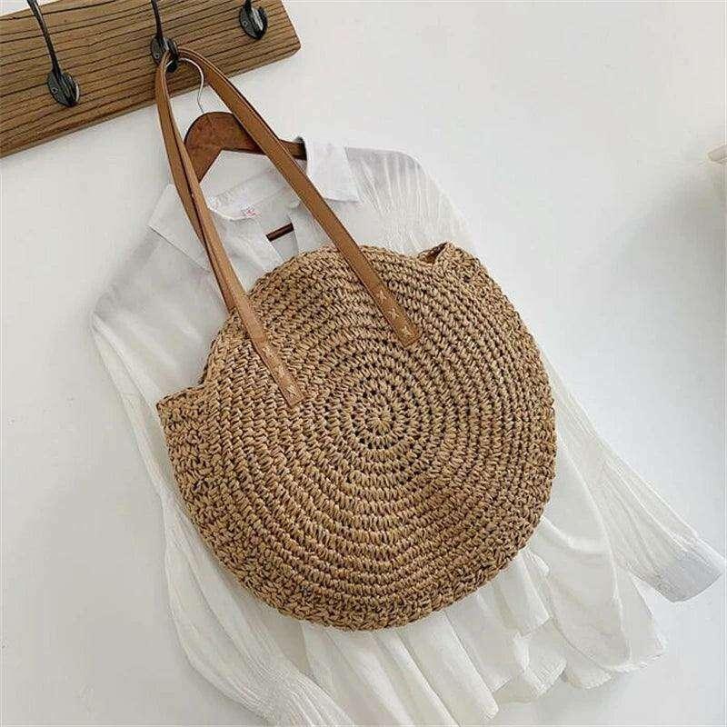 Round straw bag for women – perfect summer style