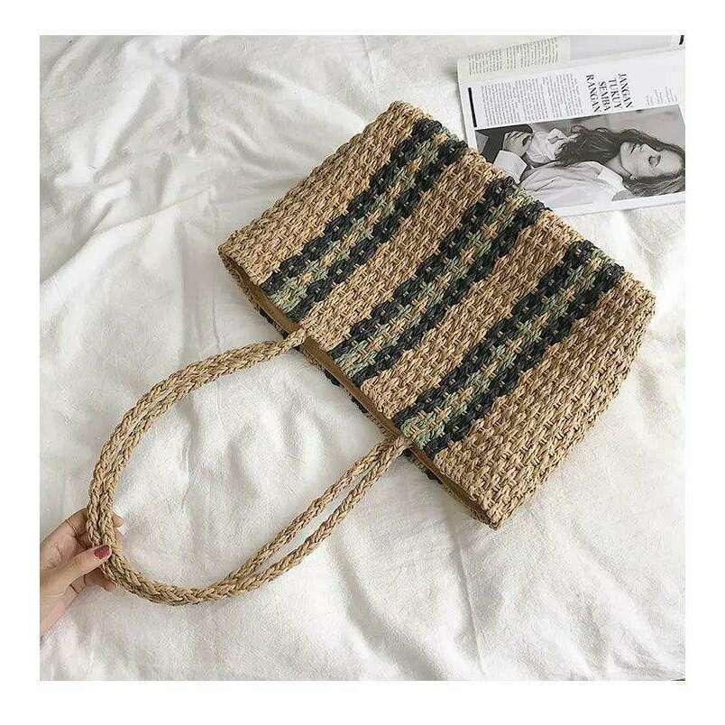 תיק קש מעוצב עם פסים צבעוניים