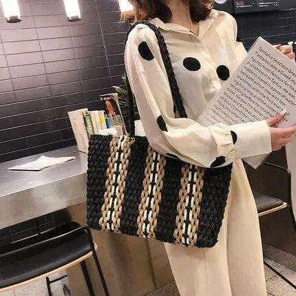 תיק קש מעוצב עם פסים צבעוניים