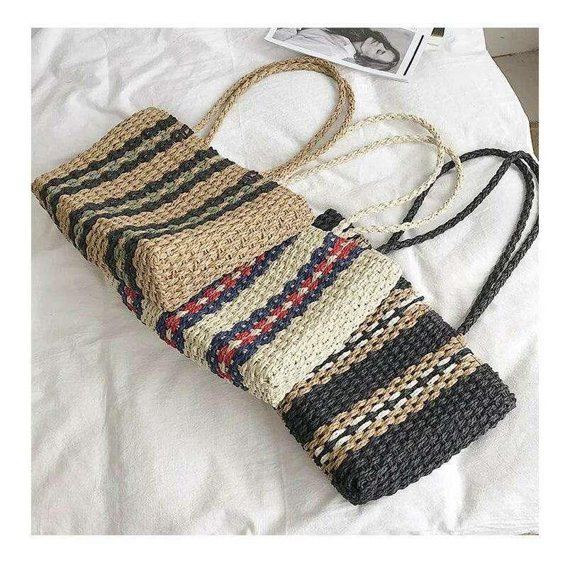 תיק קש מעוצב עם פסים צבעוניים