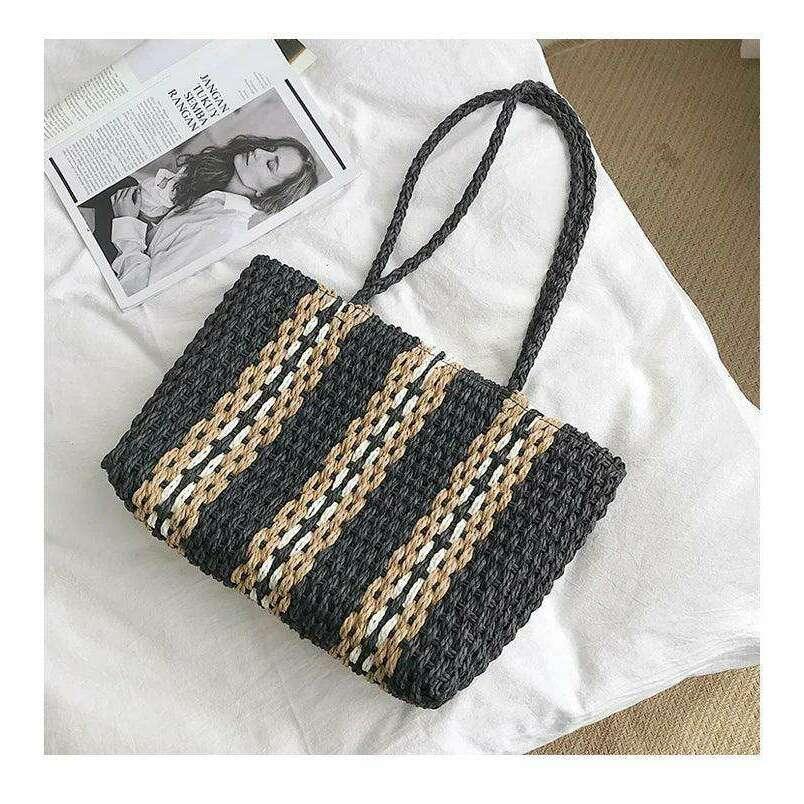 תיק קש מעוצב עם פסים צבעוניים