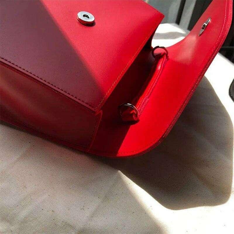 Women's crossbody bag with adjustable strap - minimalist and modern design