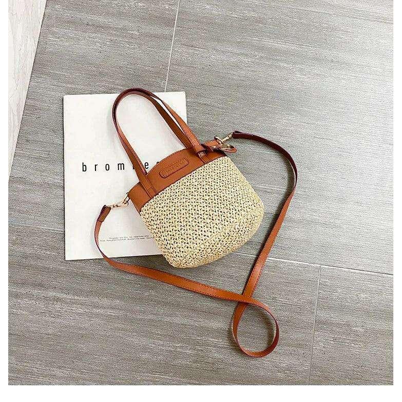 תיק קש בעיצוב אלגנטי עם נגיעות עור סינטטי