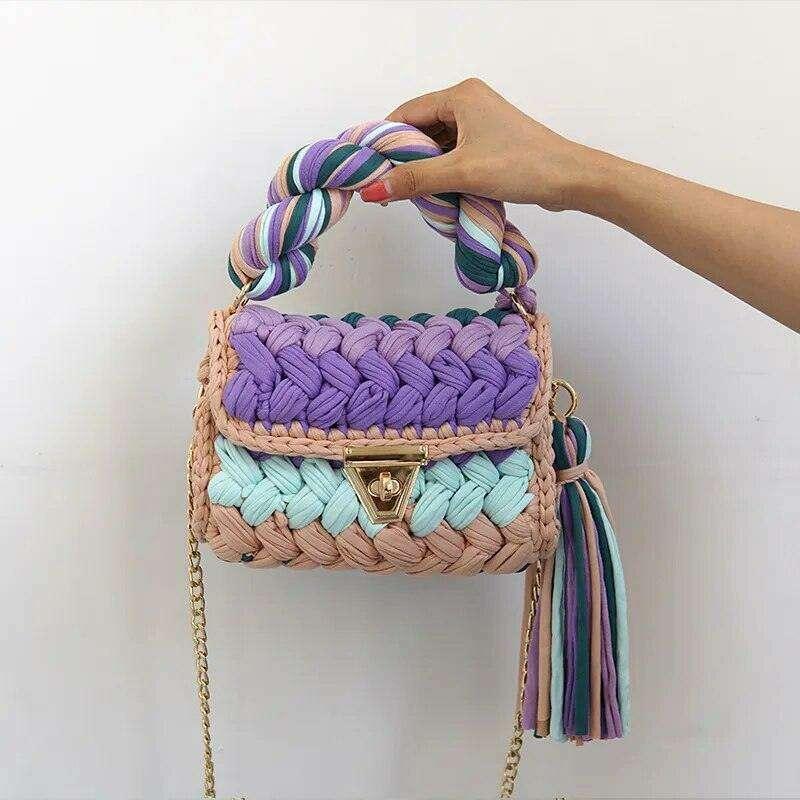 Knitted shoulder bag with a luxurious design