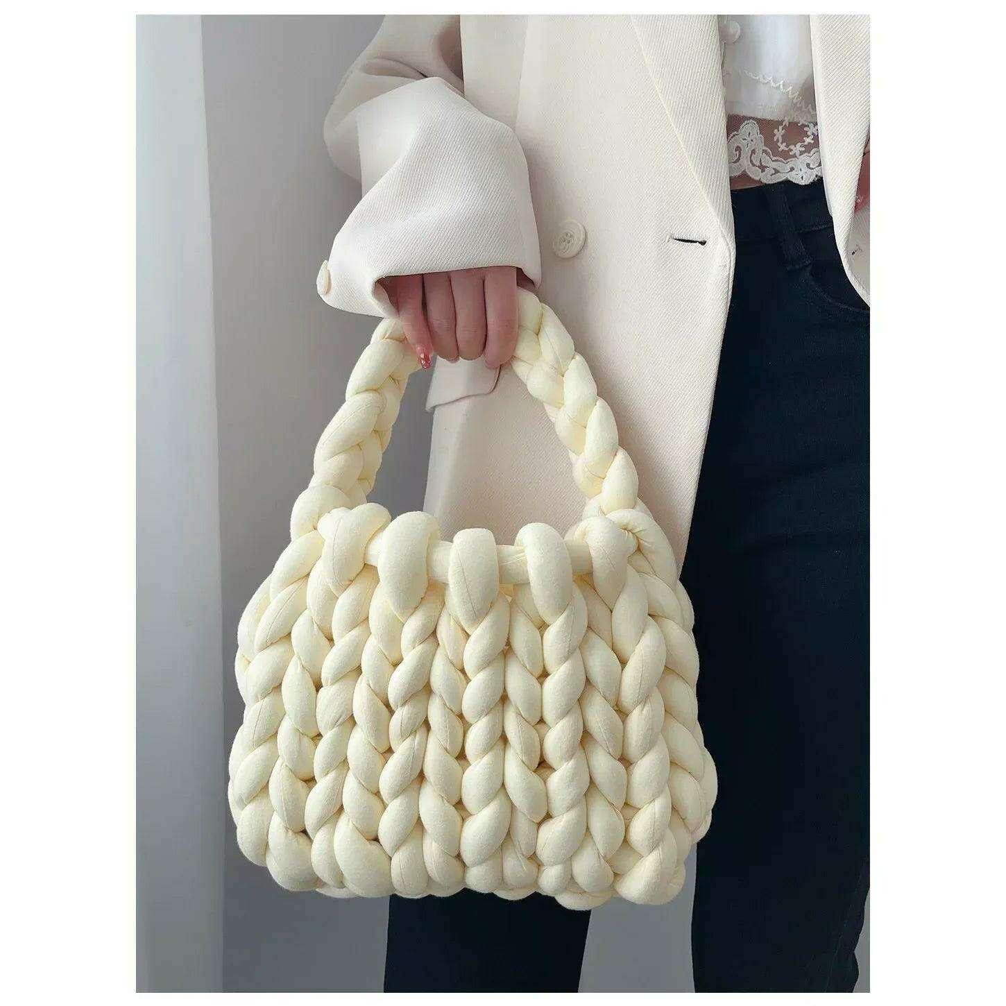 Coarse knitted shoulder bag
