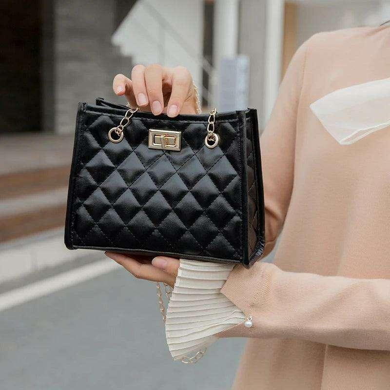 Quilted bag with metal chain