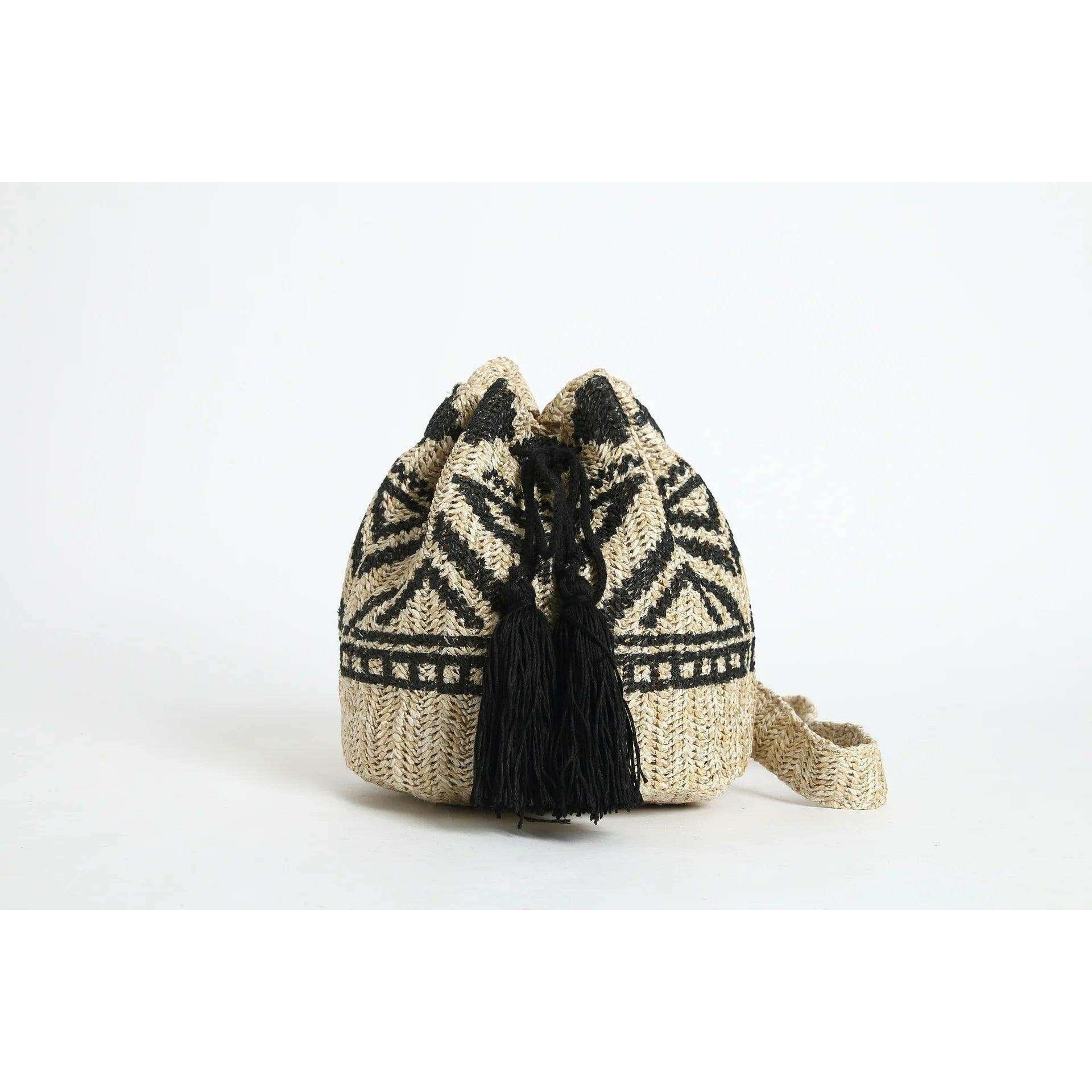 תיק שק קש עם דוגמאות אתניות וגדילים מעוצבים