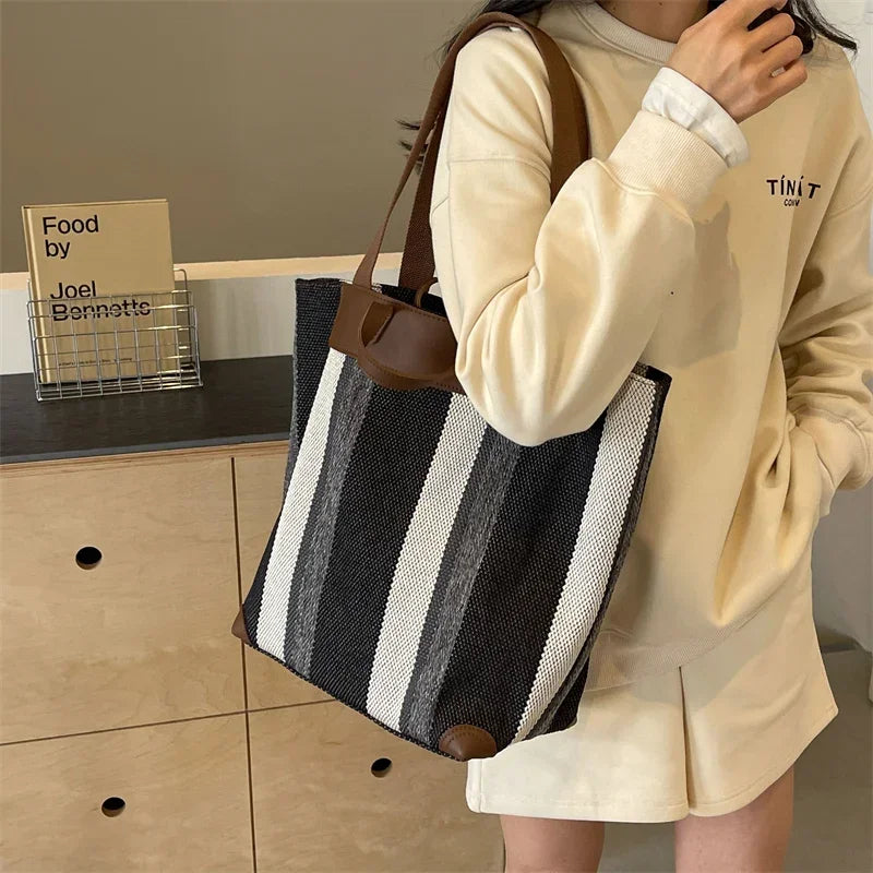 Striped canvas bag for women – a fashionable and comfortable shoulder bag for everyday use
