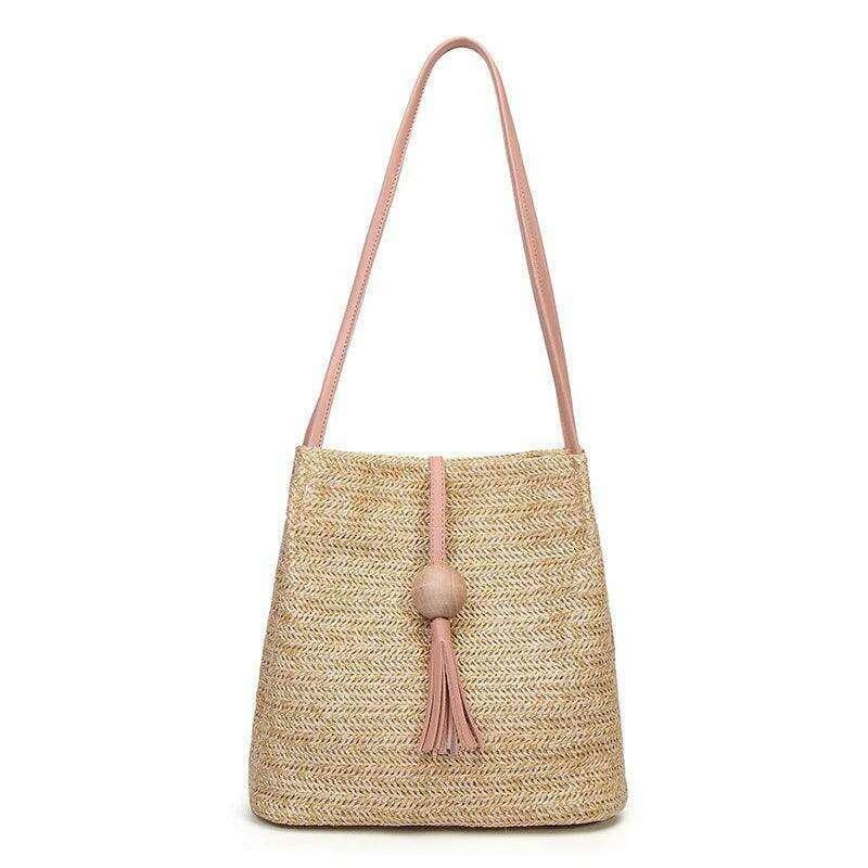 תיק קש מעוצב עם דקורציית עץ