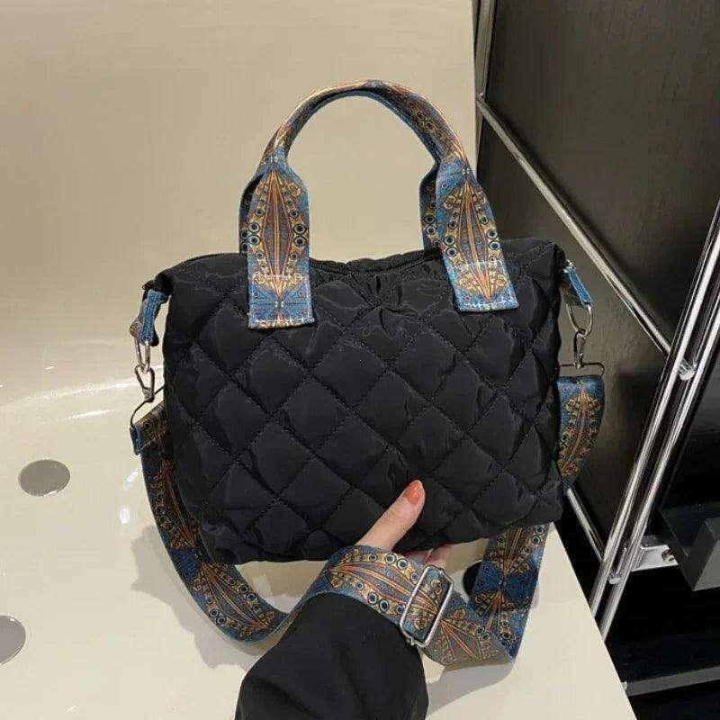 תיק כתף מרופד עם רצועות מעוצבות