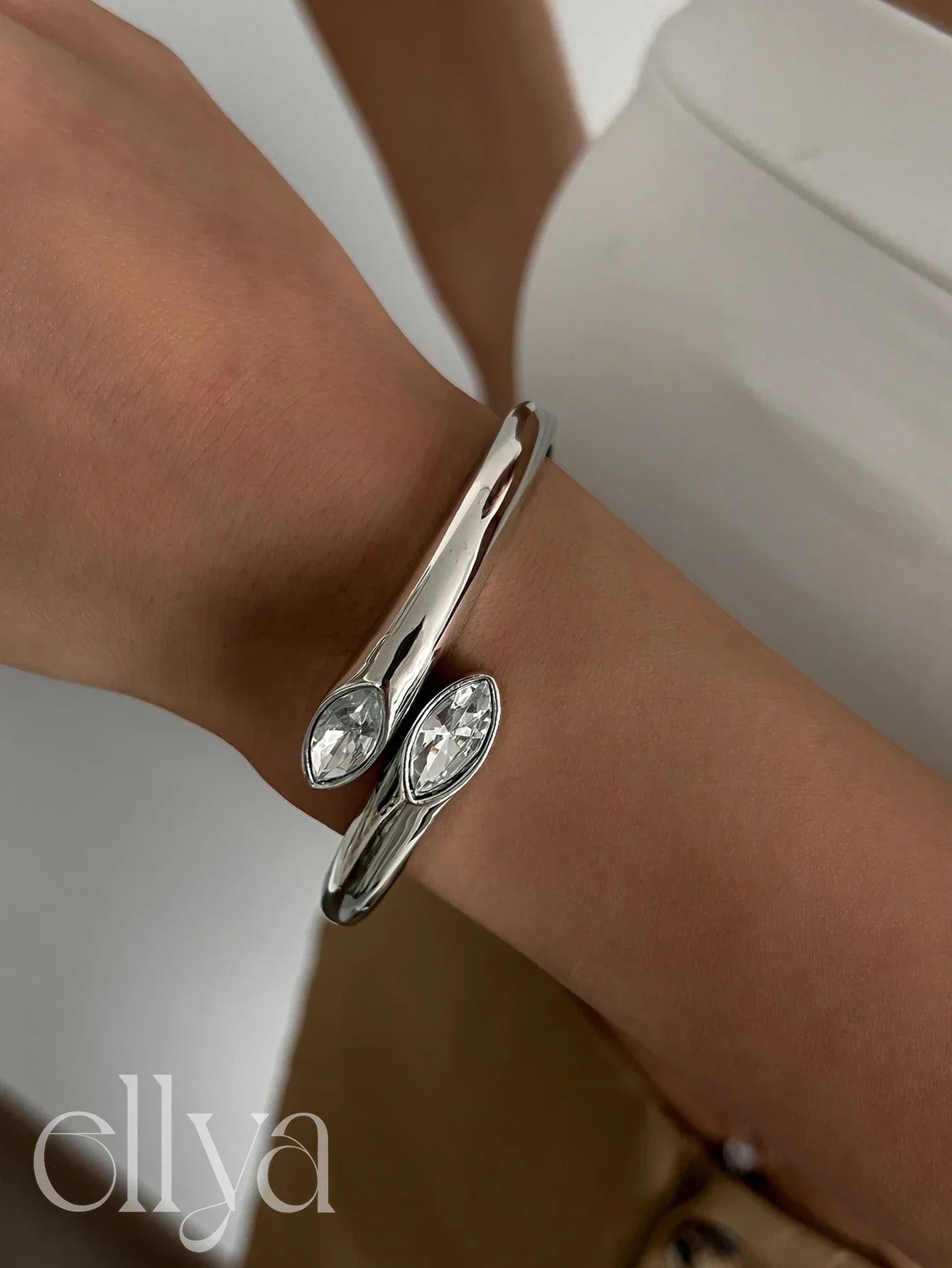 צמיד וינטג' לנשים – קפיץ מתכתי במראה ייחודי