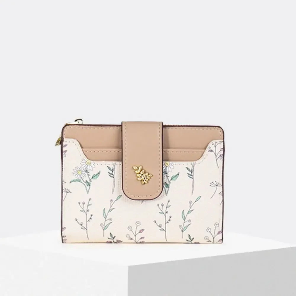ארנק נשי קצר עם הדפס פרחוני – שילוב של סטייל ופונקציונליות