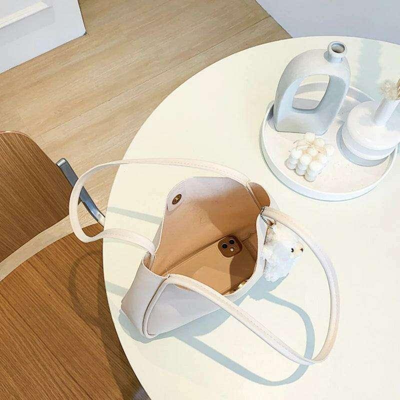 Luxury shoulder bag for women – minimalist and classic design