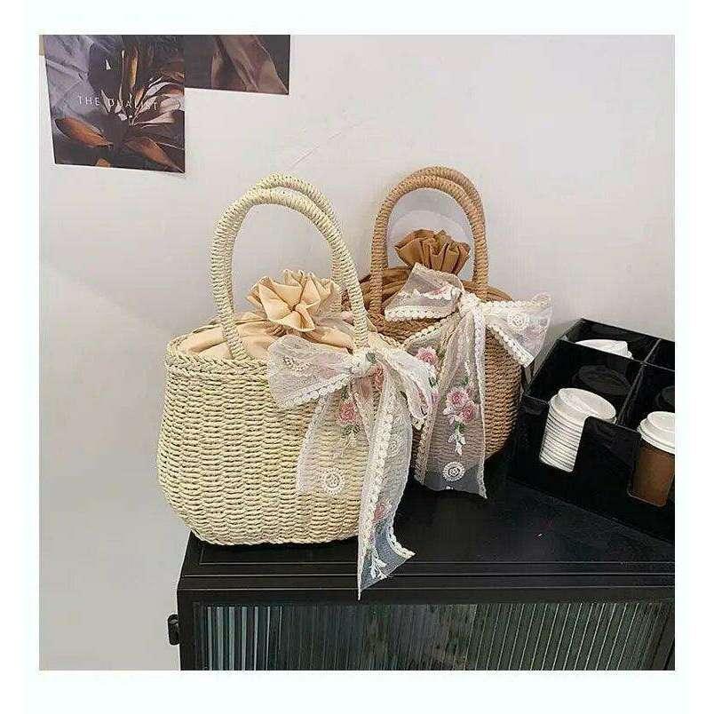 תיק קש אלגנטי עם קשת פרחונית