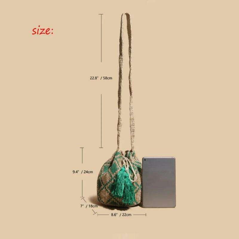 תיק שק קש עם דוגמאות אתניות וגדילים מעוצבים