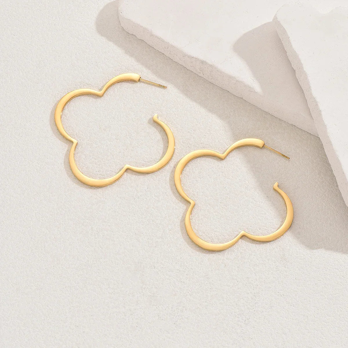 עגילי פרח מוזהבים לנשים – עיצוב עדין ואופנתי