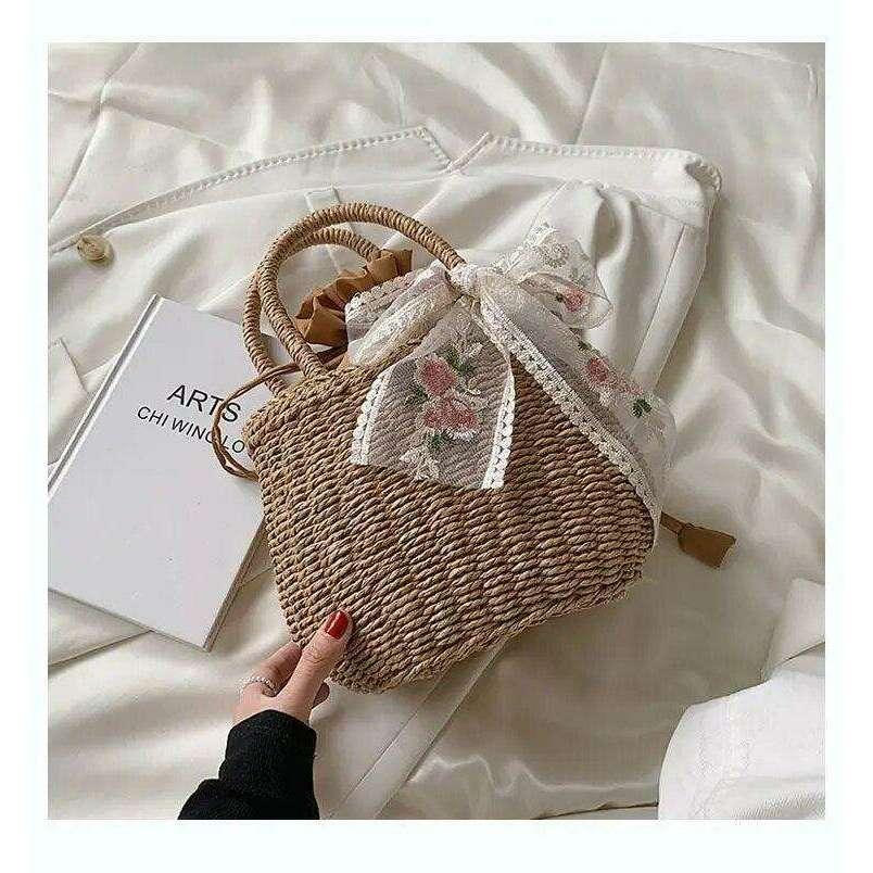 תיק קש אלגנטי עם קשת פרחונית