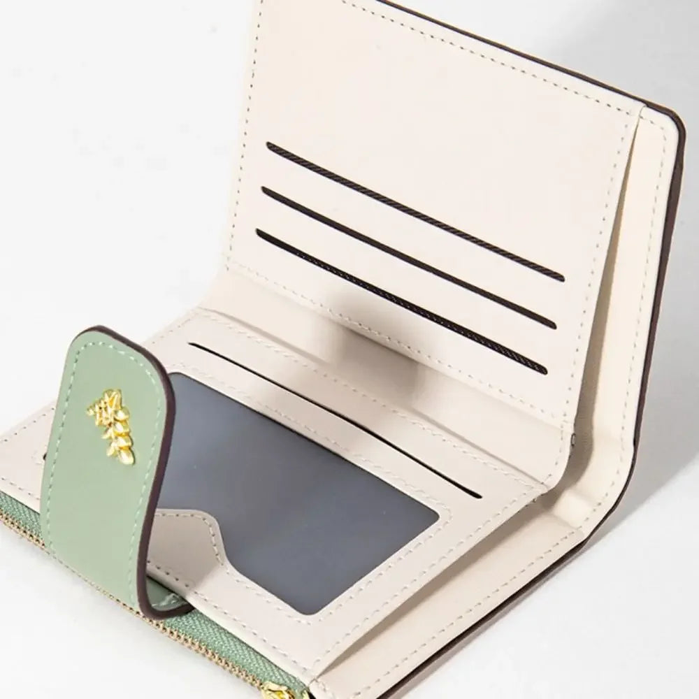 ארנק נשי קצר עם הדפס פרחוני – שילוב של סטייל ופונקציונליות