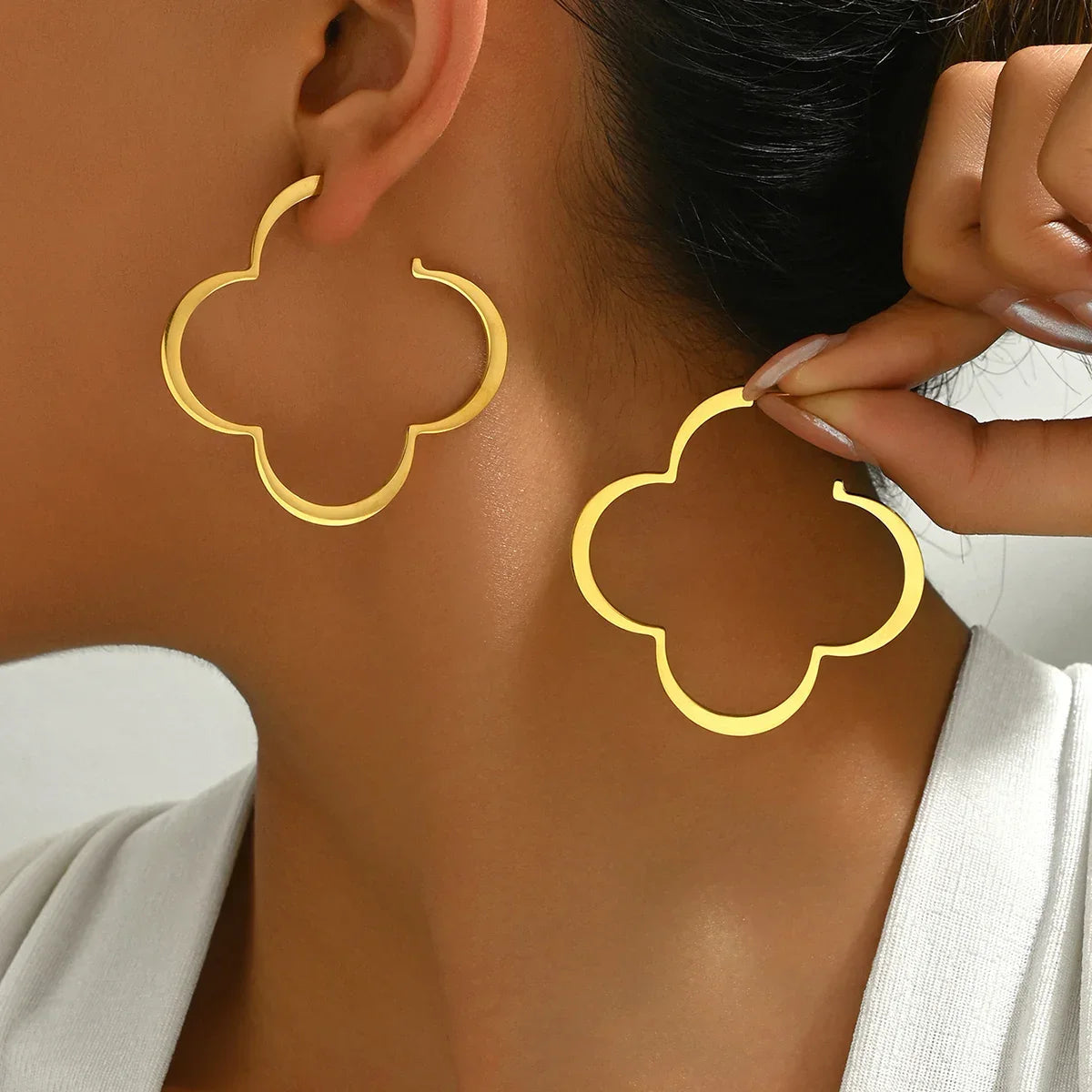 עגילי פרח מוזהבים לנשים – עיצוב עדין ואופנתי