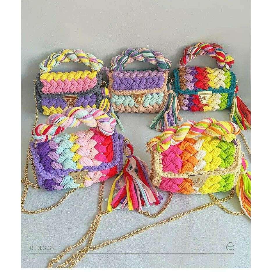 Knitted shoulder bag with a luxurious design