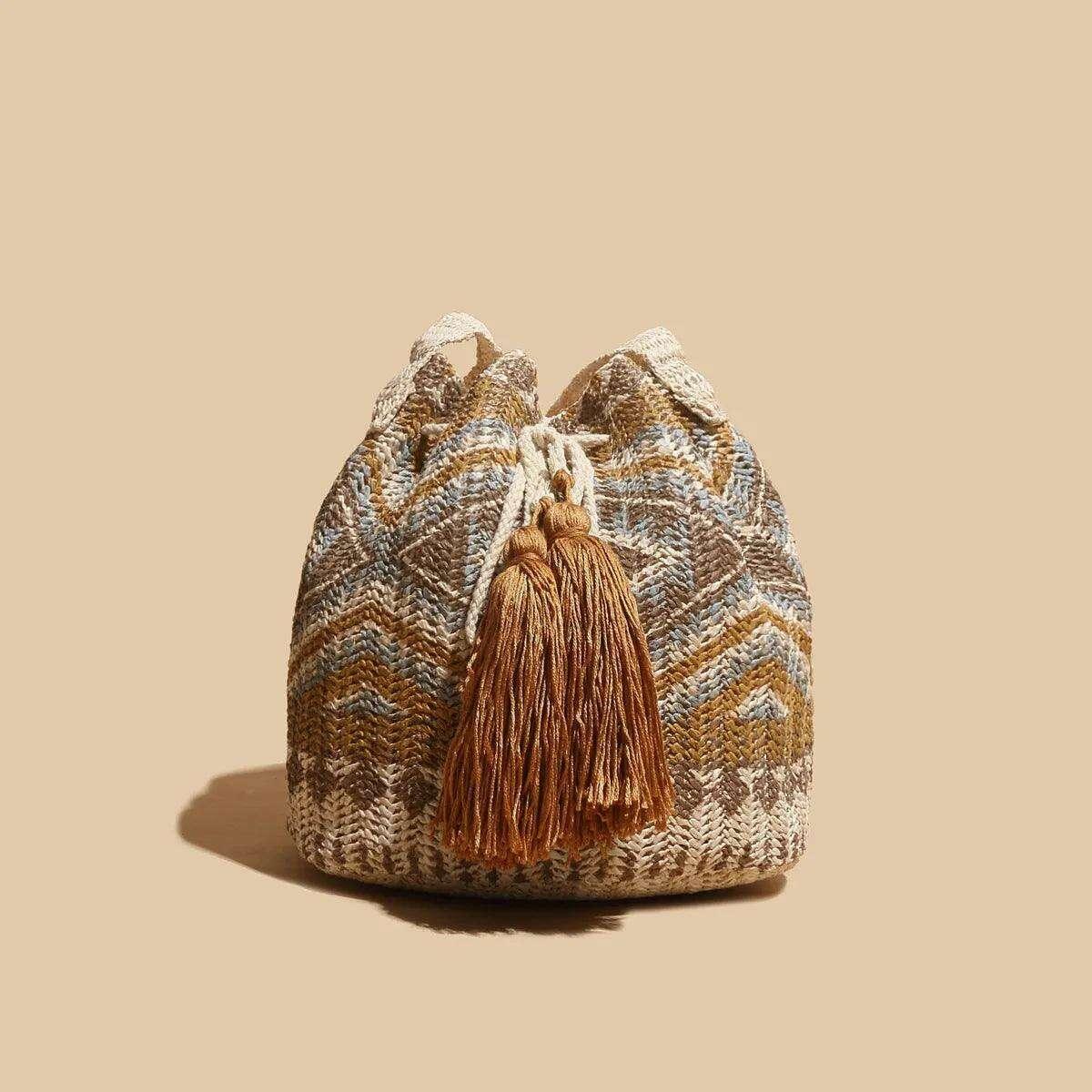 תיק שק קש עם דוגמאות אתניות וגדילים מעוצבים