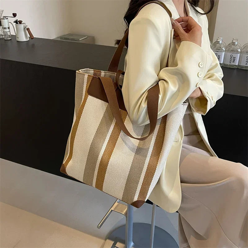 Striped canvas bag for women – a fashionable and comfortable shoulder bag for everyday use