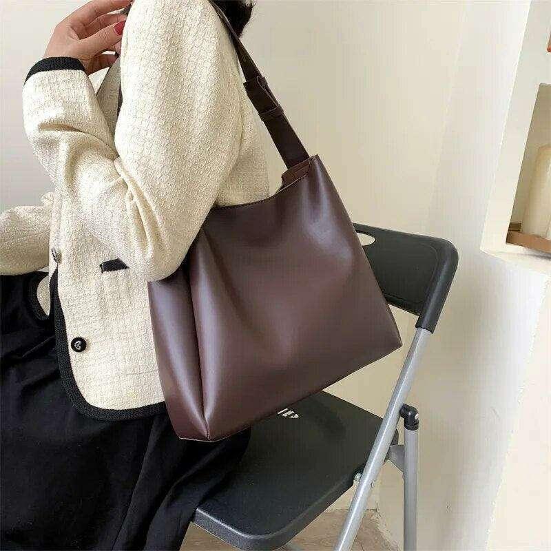 A classic and modern women's bag with a minimalist design 