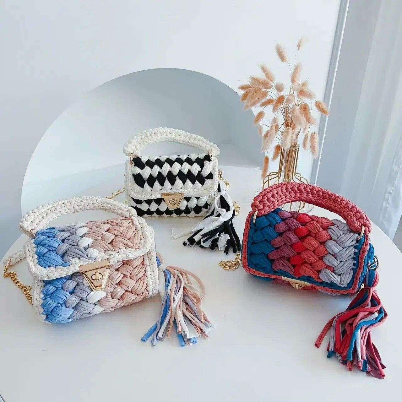 Knitted shoulder bag with a luxurious design