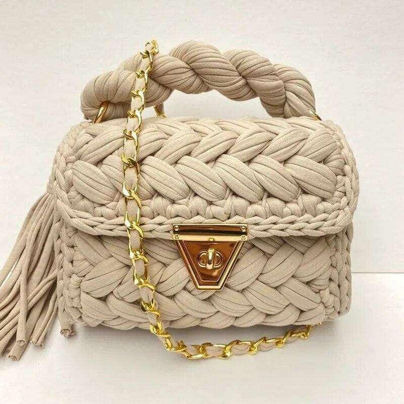 Knitted shoulder bag with a luxurious design