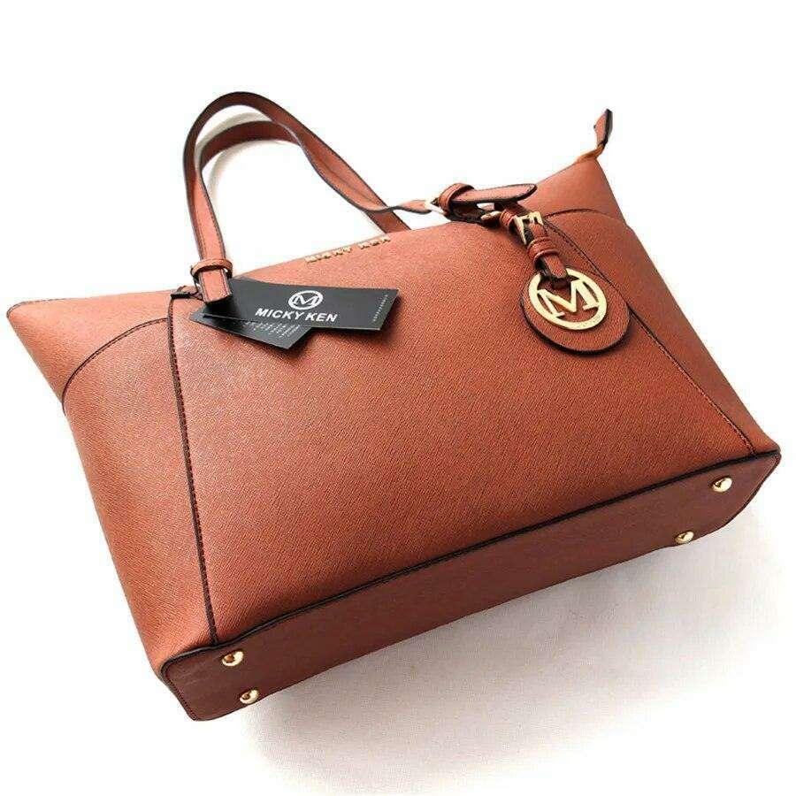 תיק טוט יוקרתי לנשים – פרקטיות ואלגנטיות במוצר אחד